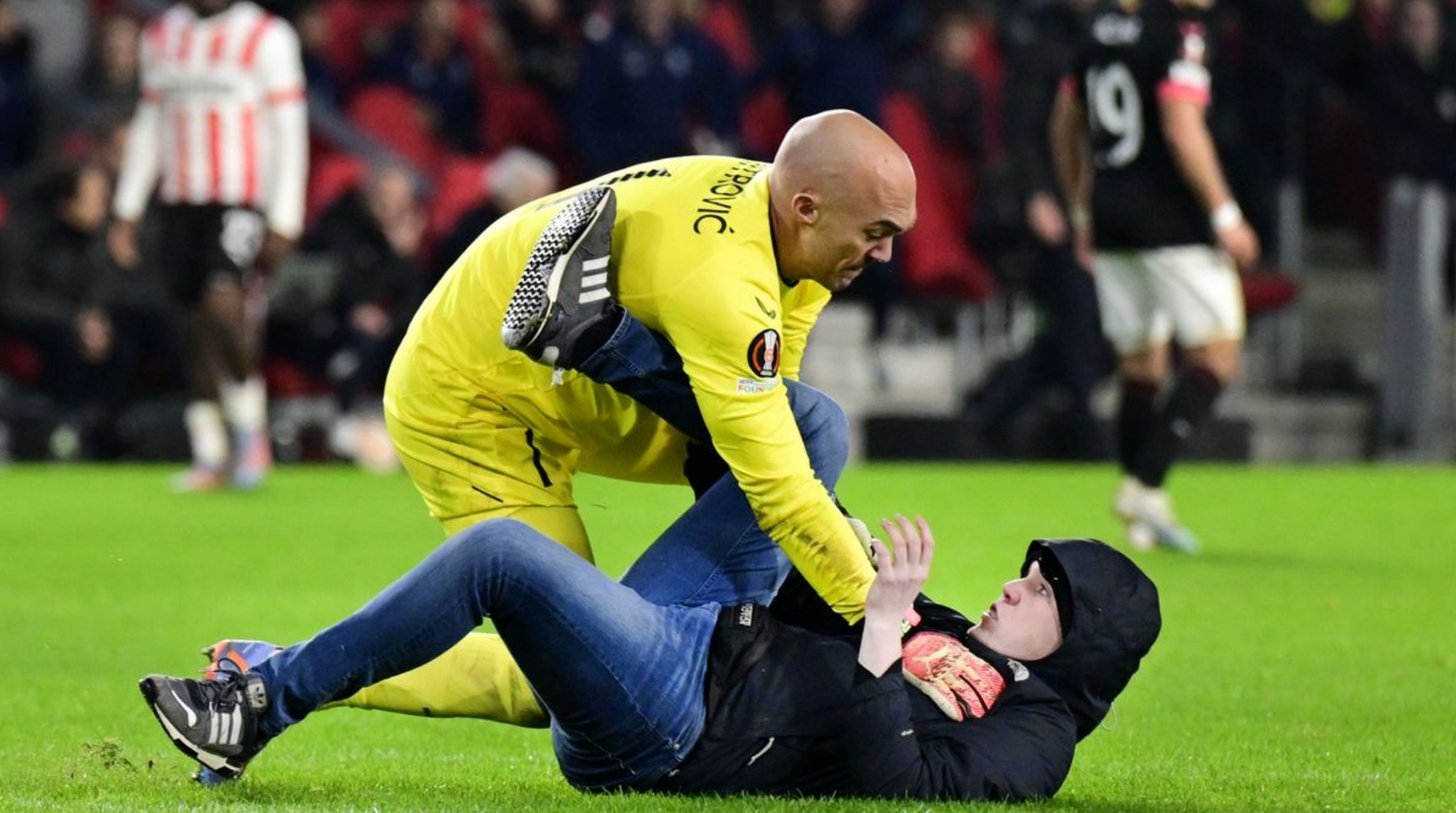 离谱！关键时刻埃因霍温造点机会TheShy在美国队比赛中赛事规则更新，波尔图围绕欧联手感冰凉的简单介绍